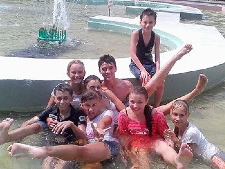 В Мелитополе на флешмобе молодежь подралась газетами 