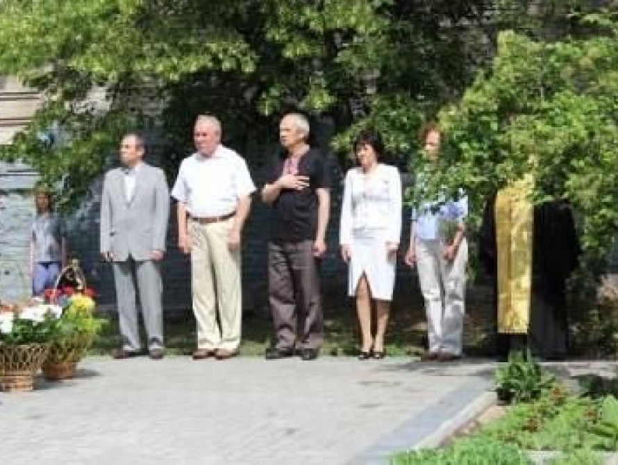 В Запорожье возле облвоенкомата проходит митинг в поддержку АТО