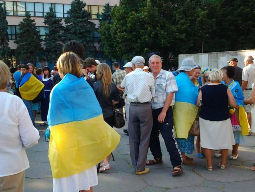 В Запорожье проукраинские митингующие вытеснили пророссийских