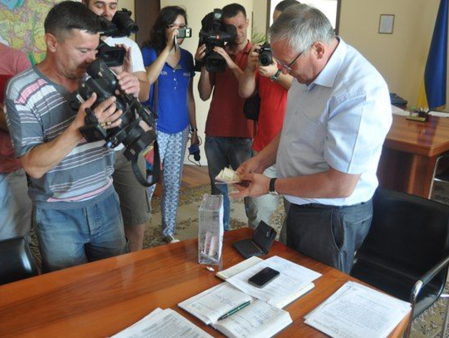 В Запорожье активисты собирали деньги на армию по кабинетам чиновников 