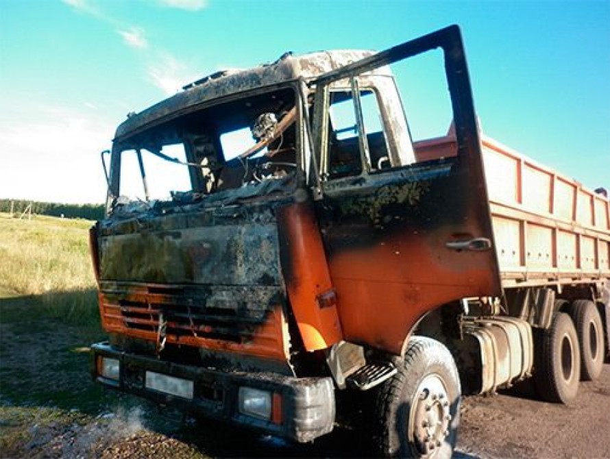 В Бердянске из-за лопнувшего колеса загорелся КамАЗ