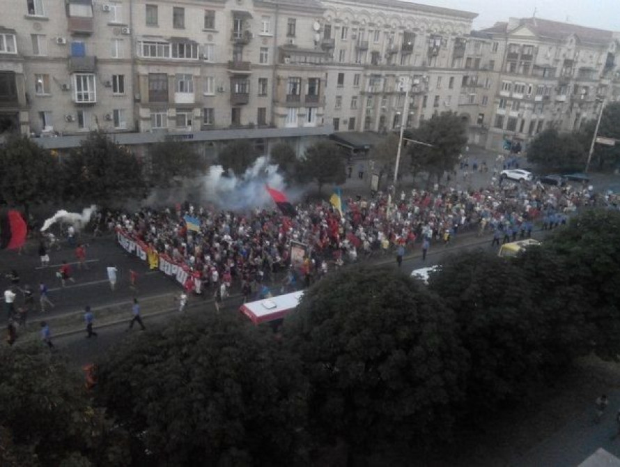 В Запорожье на марше ультрас в поддержку страны сожгли триколор 