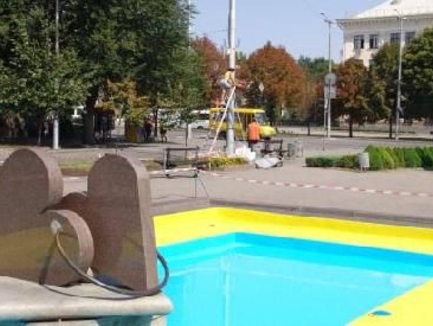 В Запорожье на бульваре Шевченко разукрасили фонтан и обещают включить часы