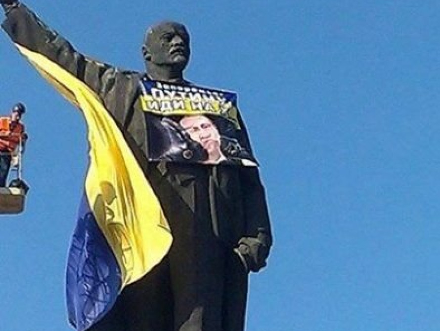 В Запорожье памятник Ленину украсили флагом Украины и обращением к Путину 