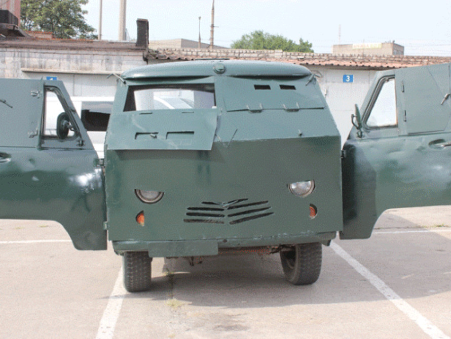 В Запорожье гаишники отремонтировали машину для зоны АТО 