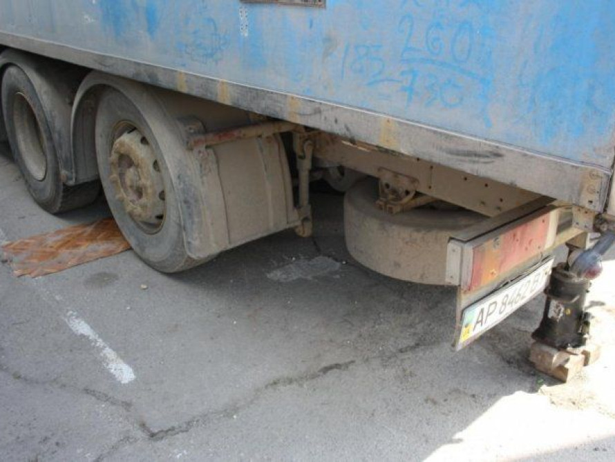 В Запорожье водитель грузовика погиб под колесами собственного автомобиля 