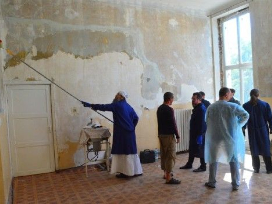 В Запорожье священники восстанавливают военный госпиталь