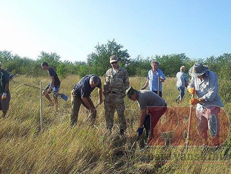 В Бердянске горожане собственноручно укрепляют город