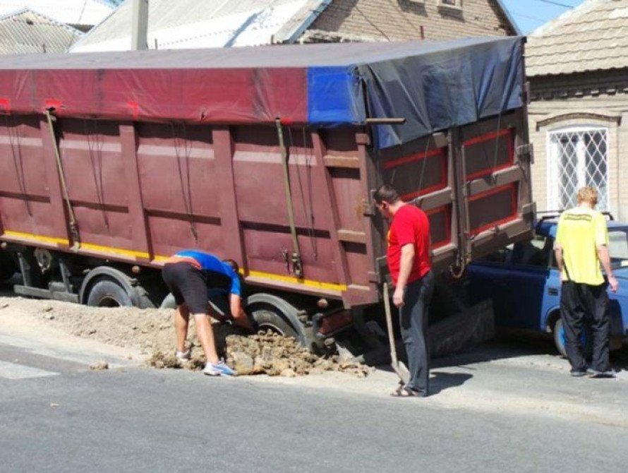 В Мелитополе посреди дороги в яму провалилась фура с грузом