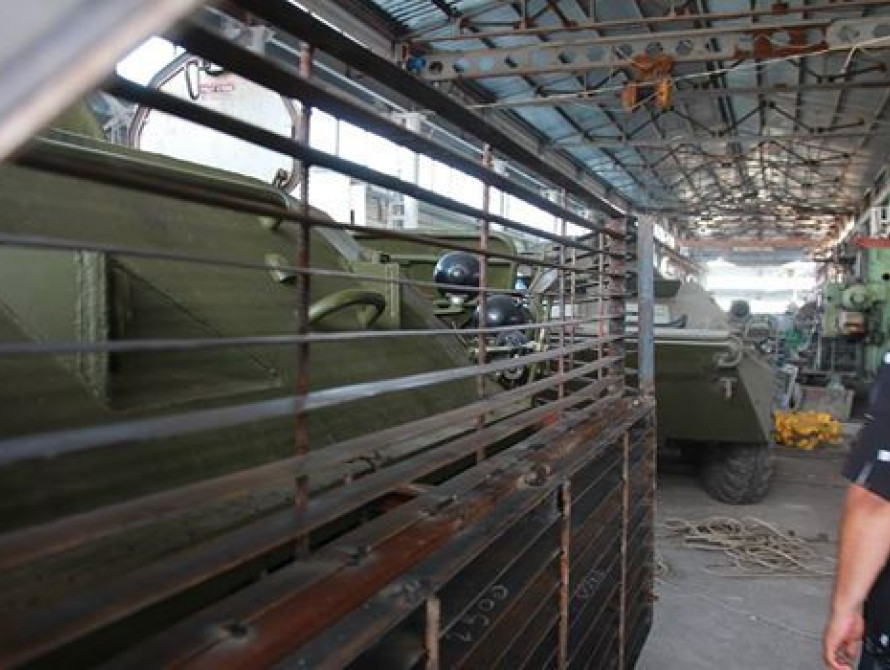 В Запорожье готовят защитные экраны для БТРов в зону АТО