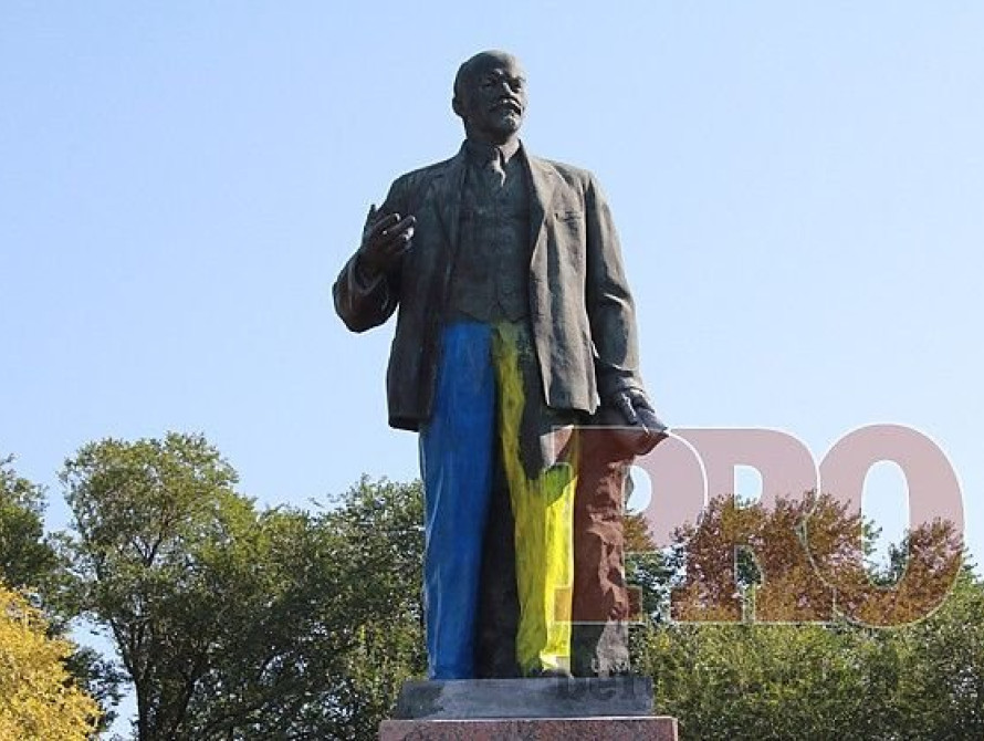 В Бердянске Ленина раскрасили в патриотические цвета