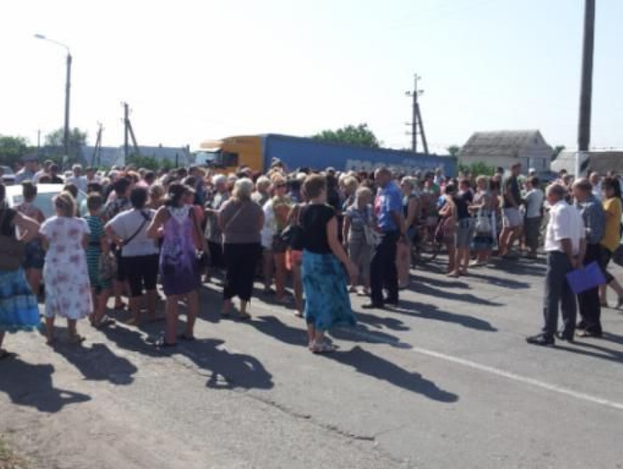 В Запорожской области родственники перекрыли трассу с требованием вернуть солдат из АТО