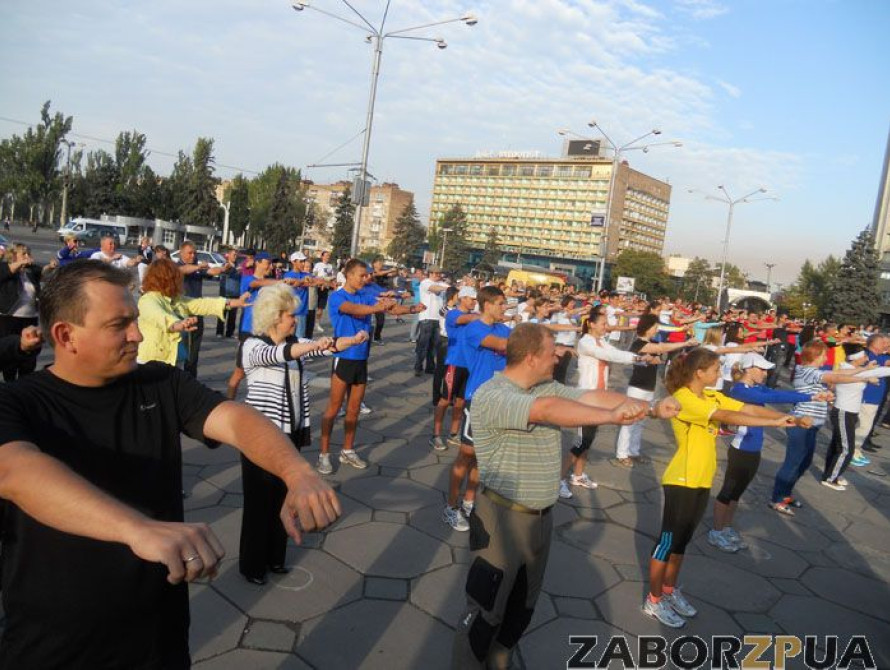 В Запорожье для чиновников возле ОГА провели утреннюю зарядку