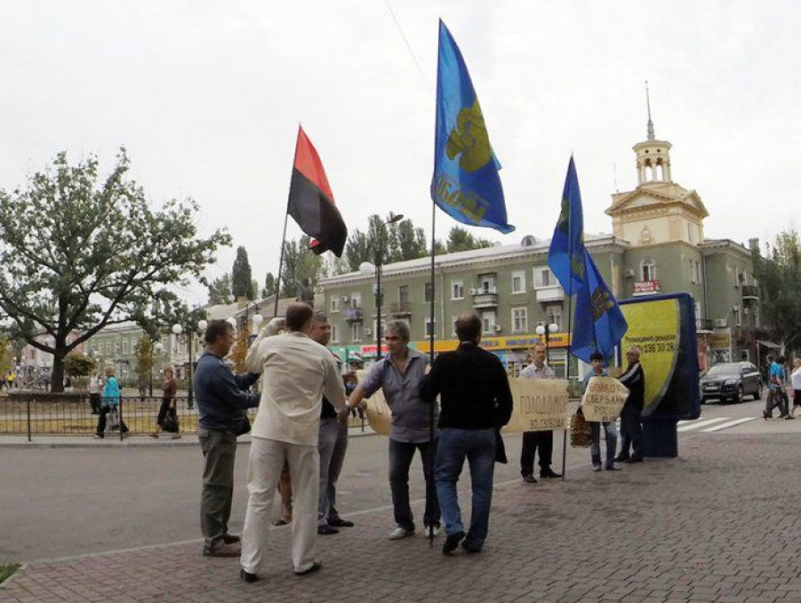 В Бердянске активисты пикетировали российский банк