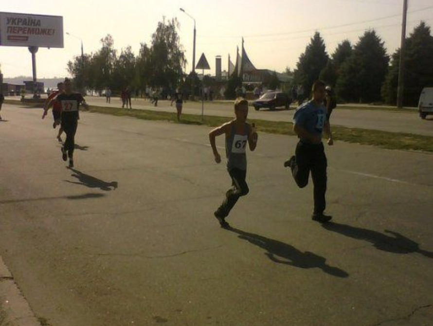 В Запорожье школьники отметили День физкультуры эстафетой