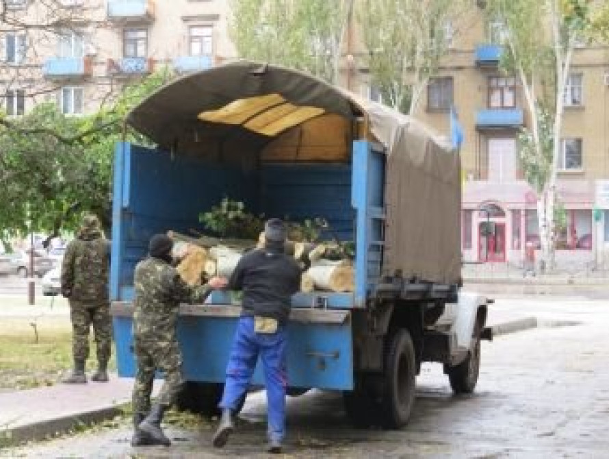 В Мелитополе солдаты пользуясь случаем запаслись дровами