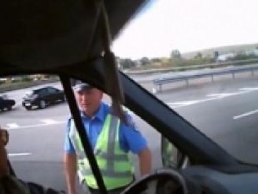 Запорожский гаишник донецкому водителю: ты нашим пацанам в спины стреляешь (видео)