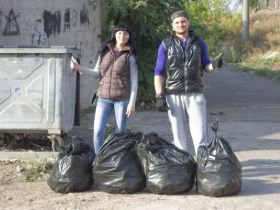 В Мелитополе активисты провели "безмусорный" флешмоб