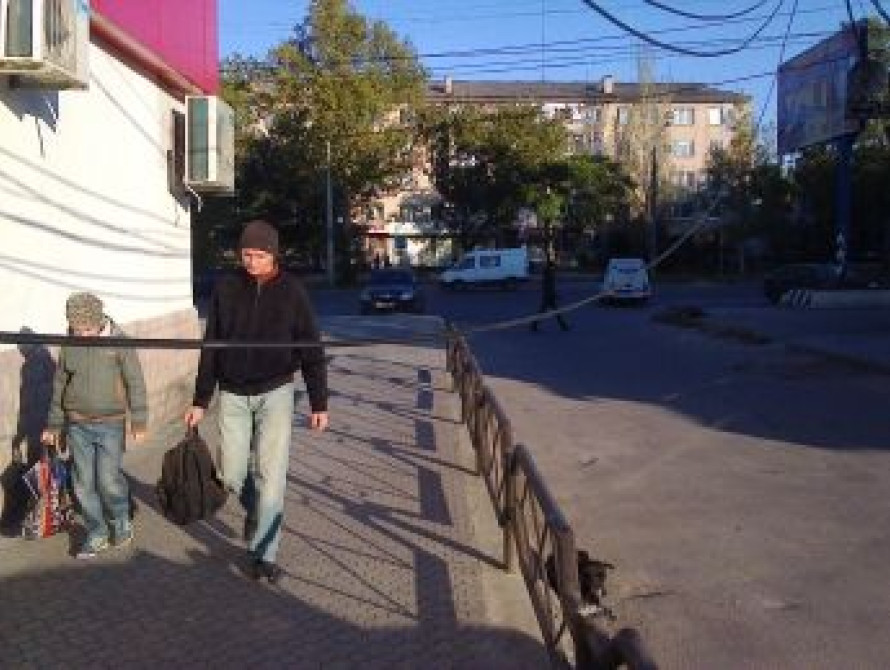 В Мелитополе оборванные провода электросетей висят прямо над головами прохожих