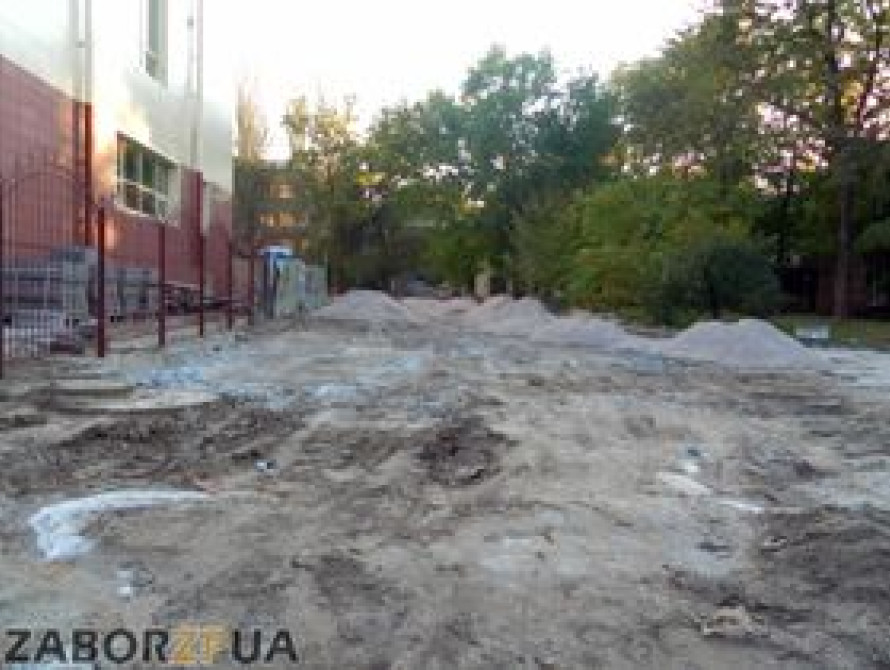 В Запорожье строят парковку на территории горбольницы?