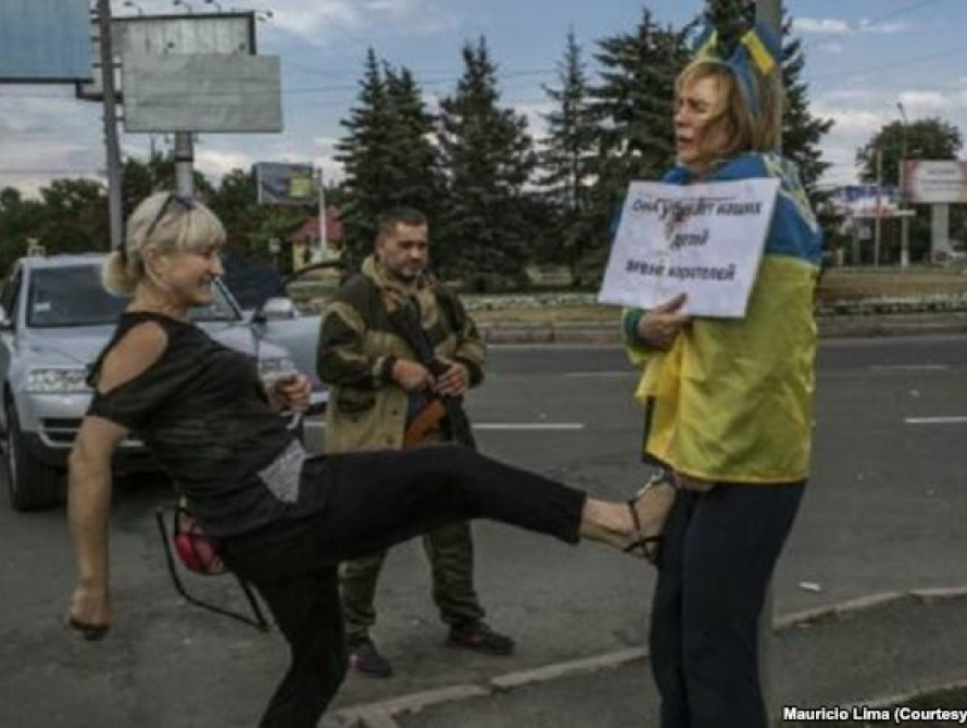 В Запорожье женщина, которую пытали у "позорного столба", баллотируется в нардепы