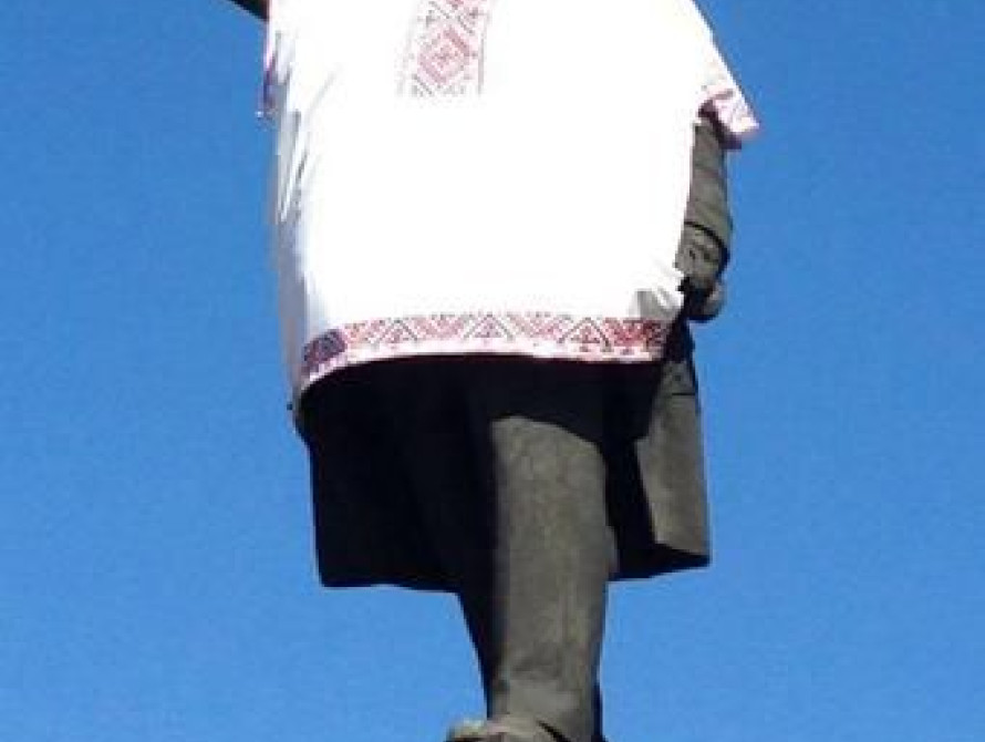 Выходные в Запорожье: Ленин в вышиванке, визит министра обороны и обновление парков 