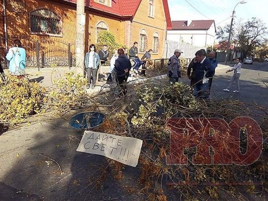 В Бердянске горожане продолжают баррикадировать дороги с требованием вернуть свет в их дома
