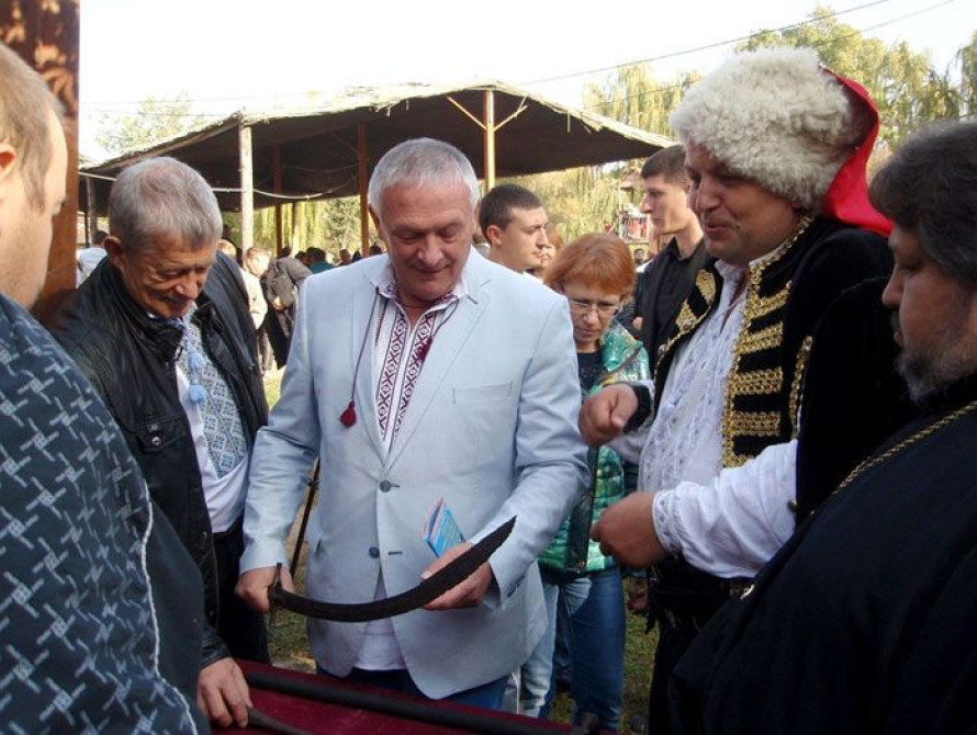 На казацких играх Валерий Баранов выбрал саблю  и вызвал на поединок Петра Сабашука