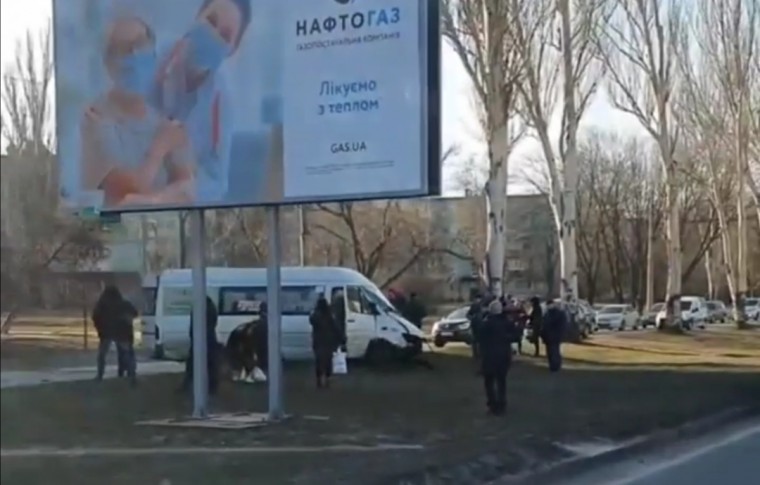 В Запорожье произошло серьезное ДТП с маршруткой: пассажирам пришлось выбираться через задний выход (видео)