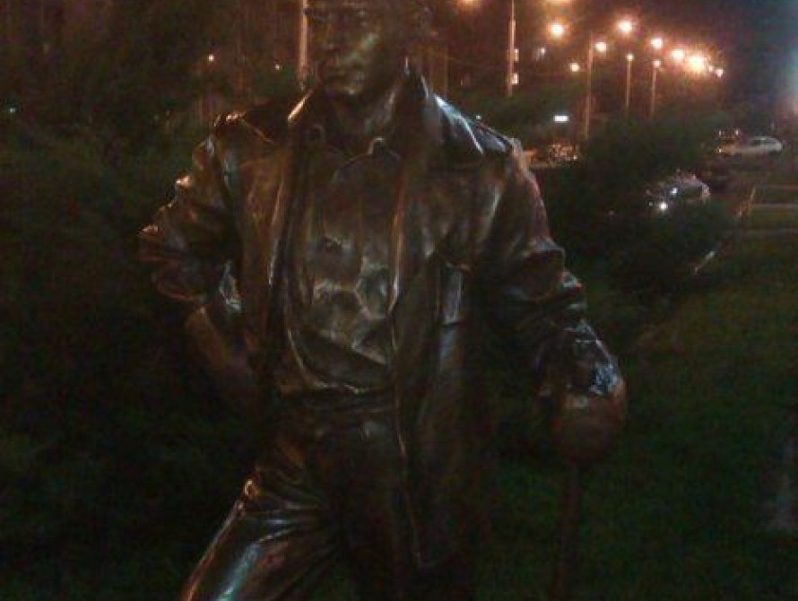 В Запорожье повредили памятник киногерою "Весны на Заречной улице"