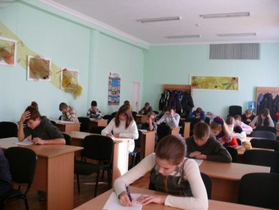 Запорожские школьники получили стипендии от Порошенко