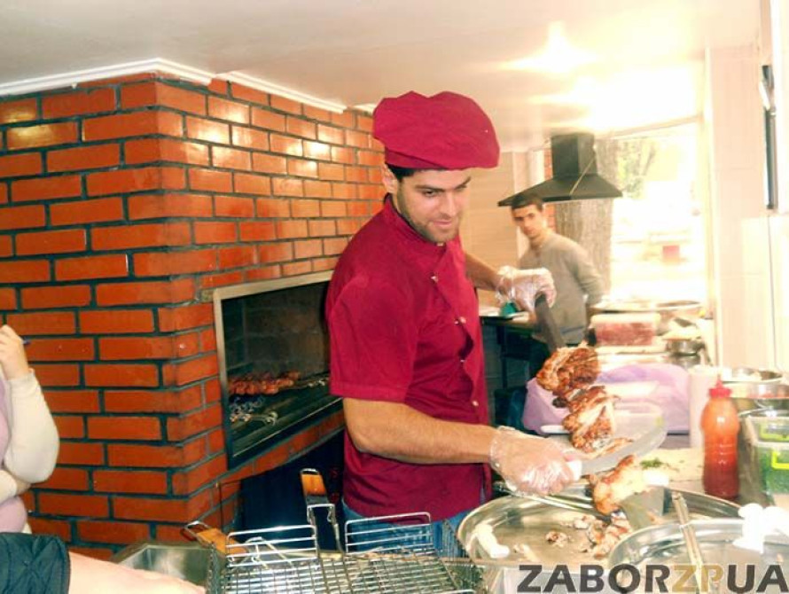 В Запорожье работает первый в городе магазин шаурмы "Karsi Хоровац"