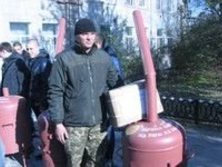 В Запорожье лицеисты передали бойцам в АТО "буржуйки"