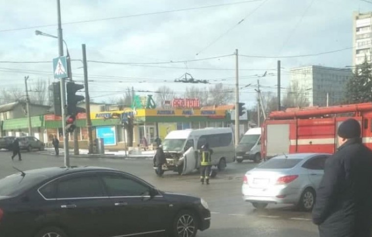 В Запорожье маршрутное такси врезалось в машину пожарных (фото, видео)