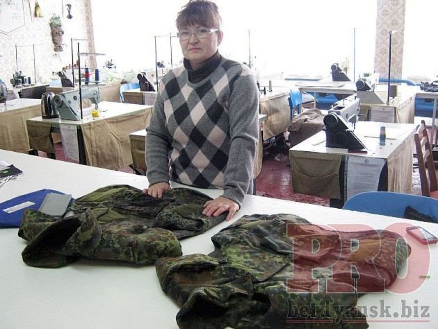 В Бердянске студенты лицея шьют форму бойцам "Азова"