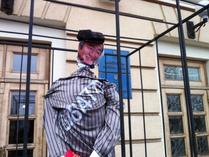 В Запорожье "мэра" заключили в клетку (фото)