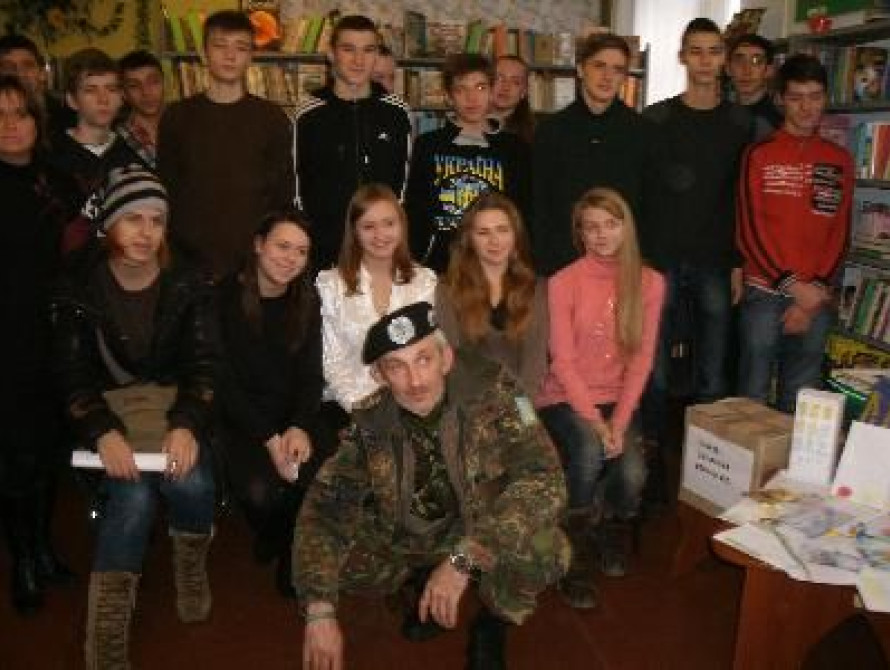 В Запорожье детская библиотека собрала помощь военным АТО