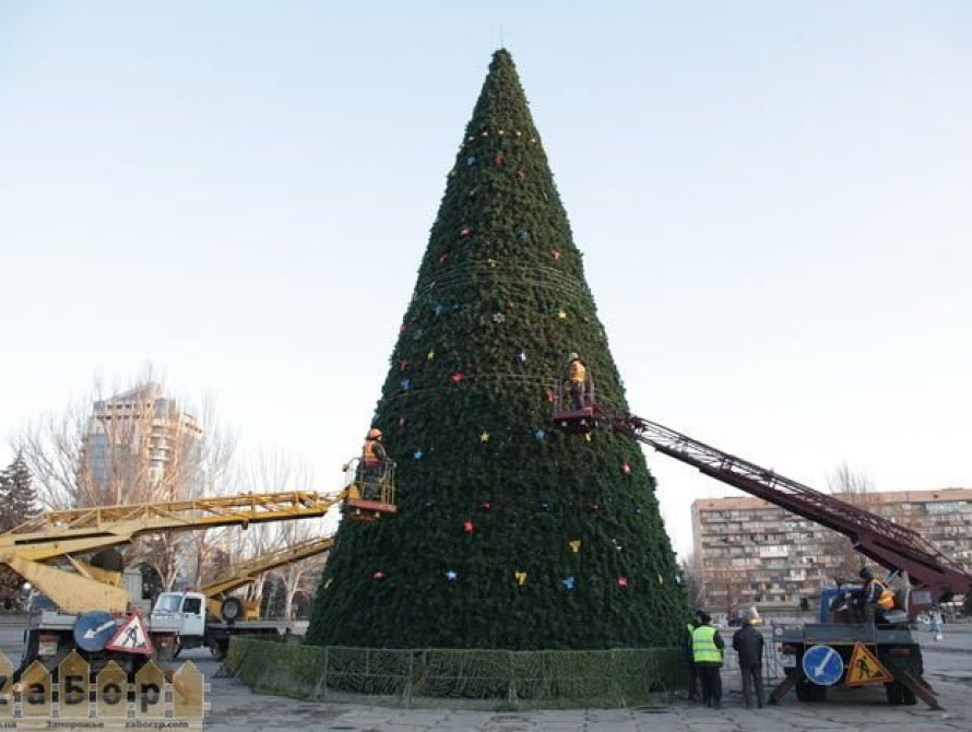 В Запорожье откроют районные елки, на Бабурке - в последнюю очередь