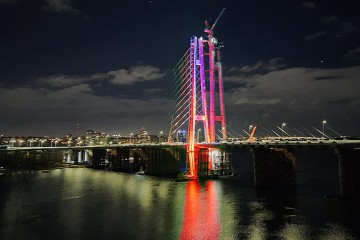 В Запорожье снова протестировали работу разноцветной подсветки на вантовом мосту (фото, видео)