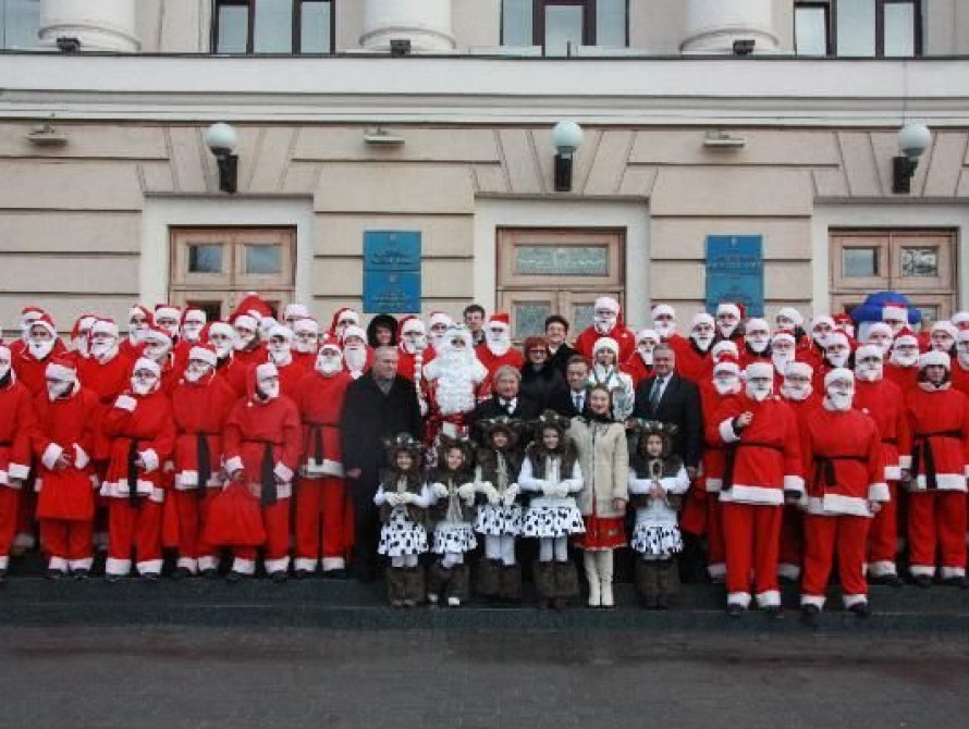 В Запорожье возле мэрии собрались десятки Дедов Морозов (фото)