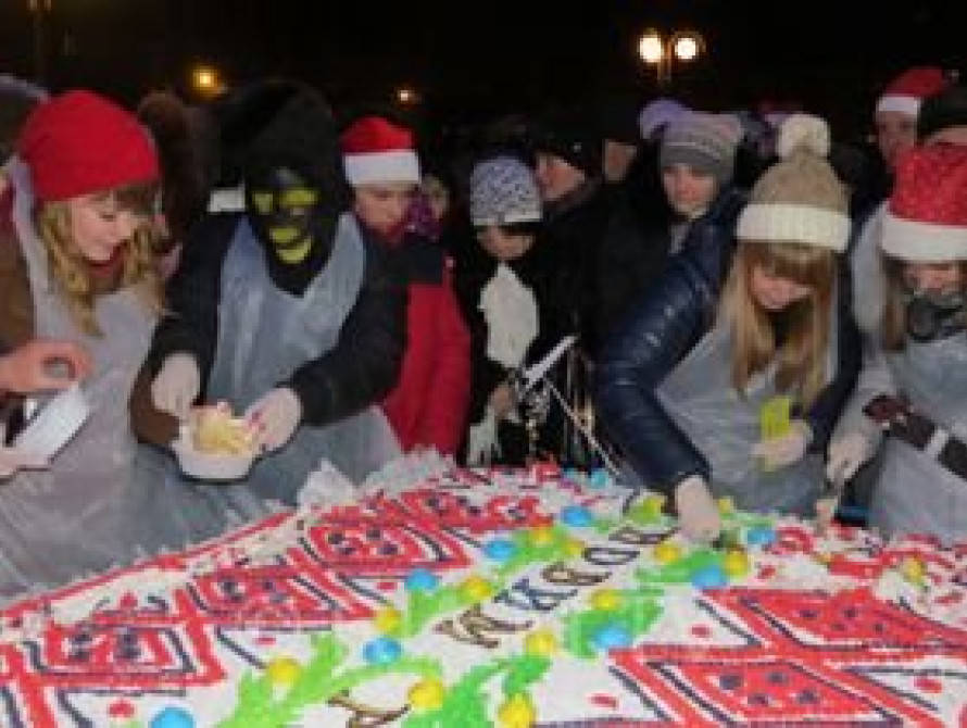 В Мелитополе на Новый год ели патриотический торт и показывали факъю Президенту