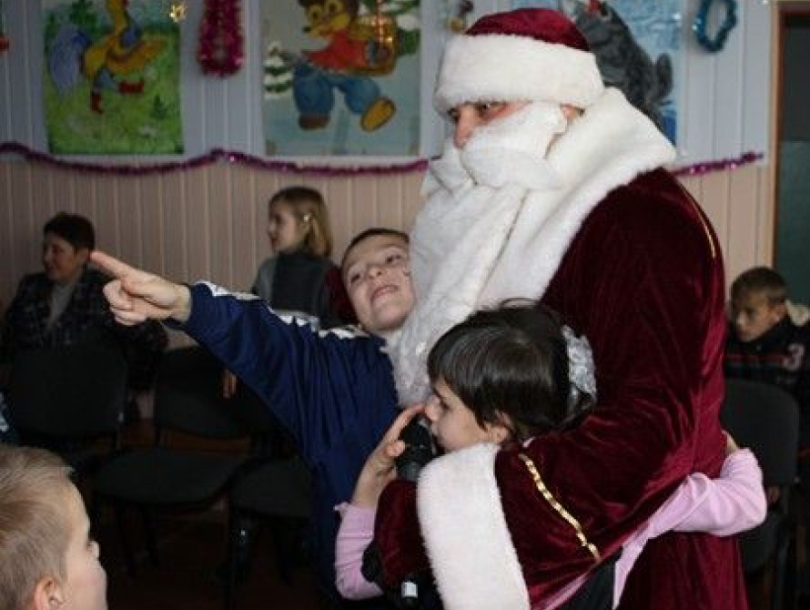 В Запорожье переодетые в Деда Мороза и Снегурочку милиционеры поздравили более 700 детей 
