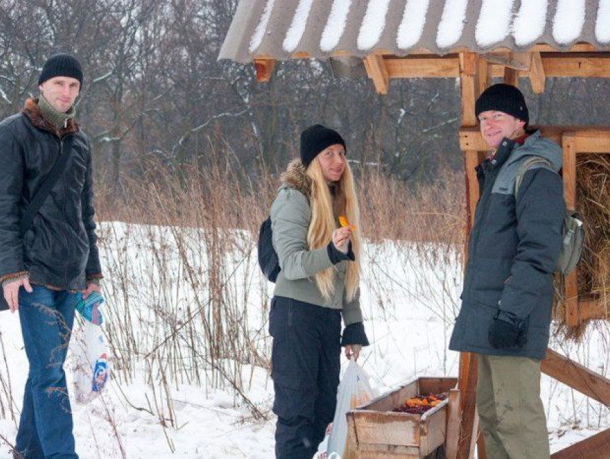 В Запорожье волонтеры кормили животных на Хортице