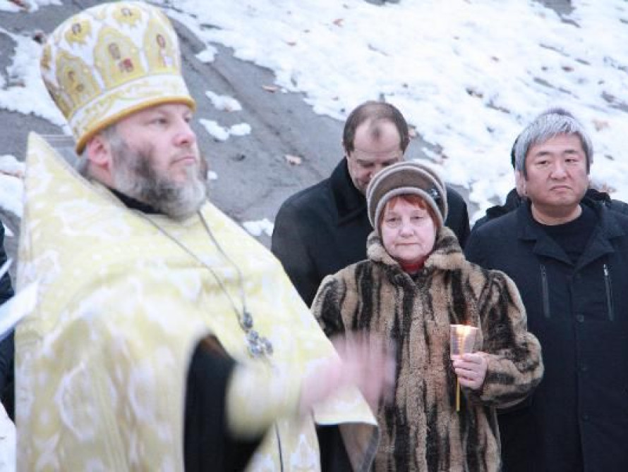 В Запорожье мэр искупался на Крещение в Днепре (фото)