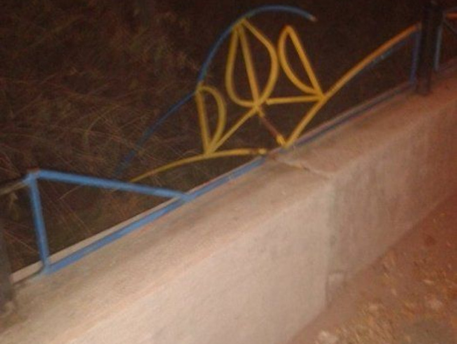 В Запорожье Самооборона задержала вандала, выламывавшего трезубцы