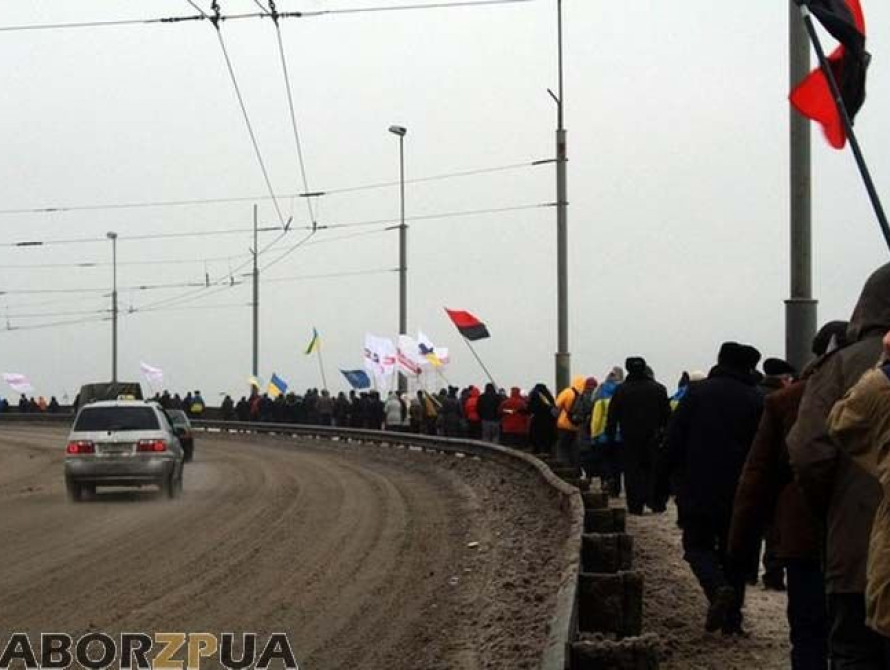 В Запорожье патриоты под гимн Украины соединили два берега Днепра