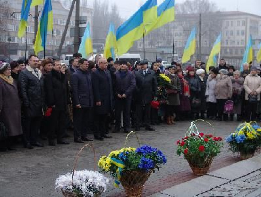 В Запорожье в День Соборности горожане возложили цветы к памятнику Шевченко 