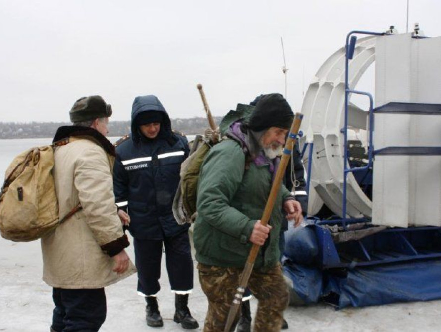 В Запорожской области оторвался от берега лед с 16 рыбаками