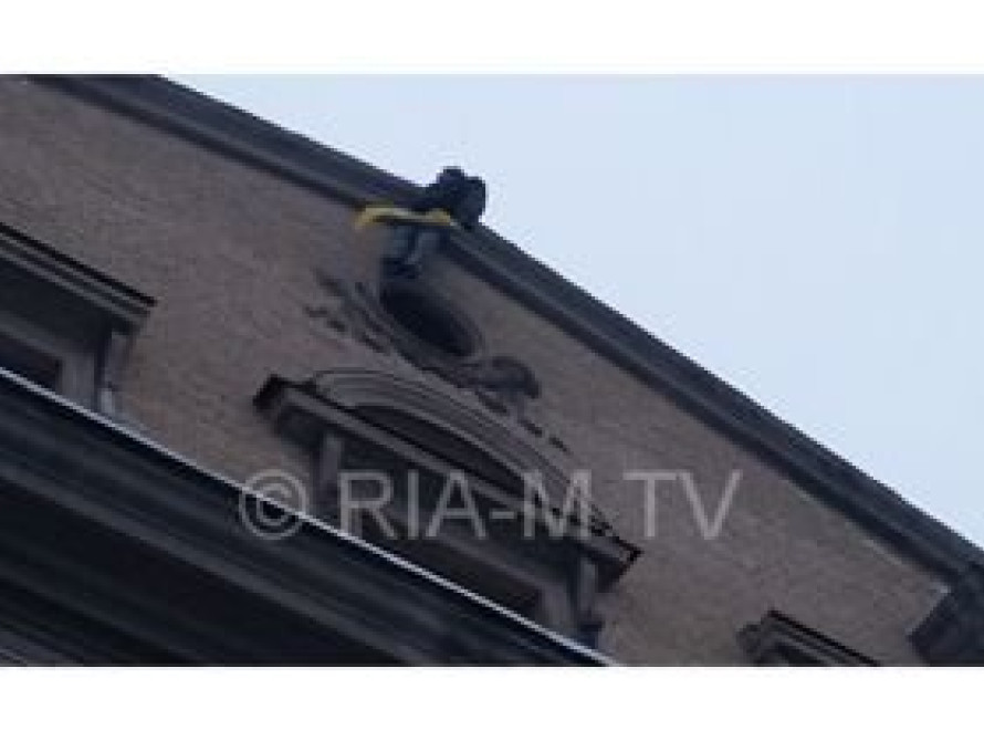 В Мелитополе на здании университета появилось чучело с украинским флагом 