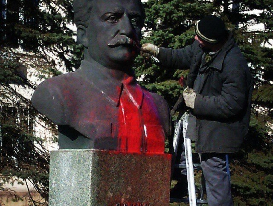 В Запорожье памятник Орджоникидзе облили красной краской (фото)